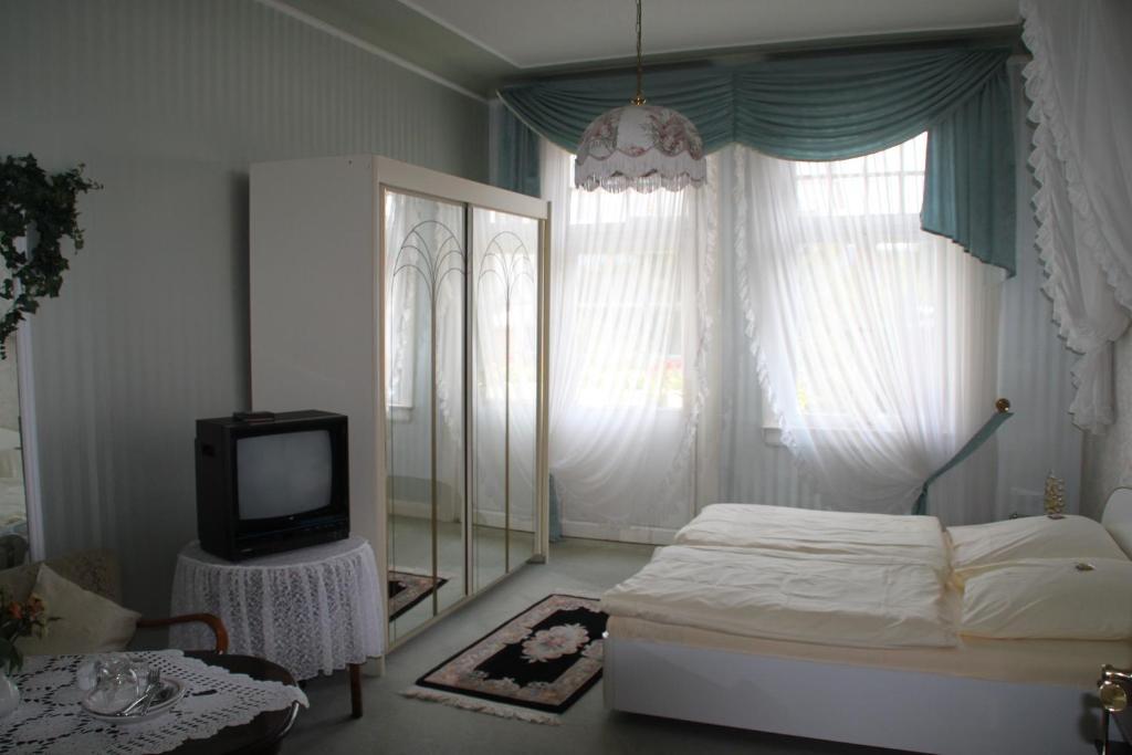 Hotel Villa Konigin Luise Бад-Пирмонт Номер фото